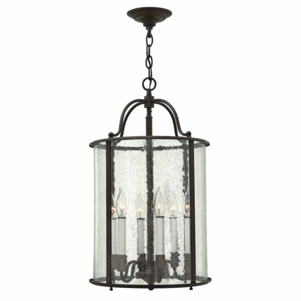 Lampa wisząca  Imperial Brown w kolorze starego brązu to idealne połączenie stylu modern farmhouse z elegancją. Szklany klosz (z bąbelkami powietrza) dodaje wnętrzu lekkości i pozwala na rozproszenie światła, co sprawia, że lampa doskonale sprawdzi się w salonie, jadalni, holu czy kuchni. Wykończenie w odcieniu starego brązu nadaje jej wyjątkowego charakteru, podkreślając rustykalny  wygląd. Styl modern farmhouse, w którym utrzymana jest ta lampa, łączy w sobie tradycyjny urok z nowoczesną funkcjonalnością, dzięki czemu pasuje zarówno do wnętrz o charakterze wiejskim, jak i klasycznym. Wyjątkowy design oraz solidna konstrukcja sprawiają, że lampa jest nie tylko praktycznym źródłem światła, ale także efektownym elementem dekoracyjnym, który przyciąga uwagę i nadaje wnętrzu unikalnego stylu. Wybierając tę lampę, inwestujesz w wysoką jakość i styl, który podkreśli charakter Twojego domu. Szklana lampa wisząca typu latarenka Imperial Brown to lampa idealna do wnętrz, gdzie liczy się wyjątkowy design i funkcjonalność, łącząc tradycję z nowoczesnością. Lampa dostępna w kilku wariantach kolorystycznych.